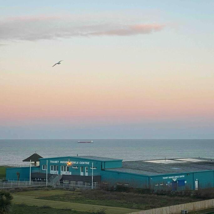 Walpole Bay Sea Views Apartment Margate Exterior photo